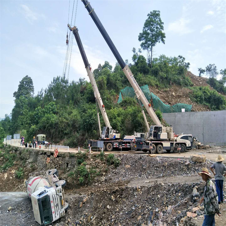 麻江汽车掉沟里叫吊车救援要多少钱
